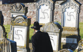 גילוי אנטישמיות בקברי יהודים בצרפת (צילום: רויטרס)