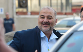 עבאס נכנס לפגישת ראשי סיעות "גוש השינוי" (צילום: %אבשלום ששוני%)