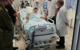 בני גנץ ביקר את הקצין והלוחם מדובדבן (צילום: תקשורת שר הביטחון)
