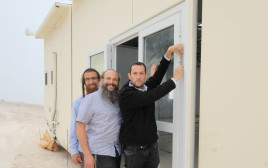 יו"ר המועצה האזורית שומרון, יוסי דגן, קובע מזוזה בישיבה (צילום: רועי חדי)