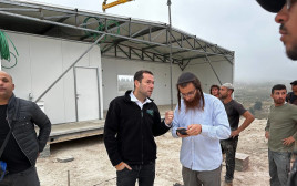 יו"ר מועצה אזוריתשומרון יוסי דגן ופעילים בישיבת חומש (צילום: רועי חדי)