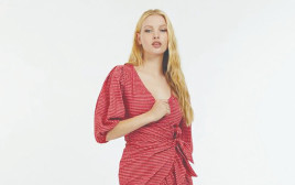 שמלה אדומה, Guess (צילום: צילומים: באדיבות מייקל קורס, שרבן לופו, יונתן לוי, עמירם בן ישי, יותם שיינר, יח"צ)