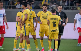 השופט אביעד שילוח עם שחקני מכבי תל אביב (צילום: אריאל שלום)