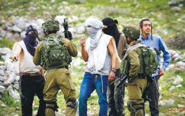 חיילי צה''ל מתעמתים עם מתנחלים ליד שכם (צילום: נאסר אישתיה, פלאש 90)
