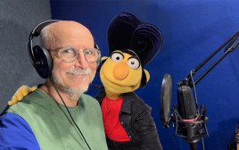  יעקב כהן עם תקע. טון הקול נדגם והולבש על הקריינות (צילום: חברת החשמל)