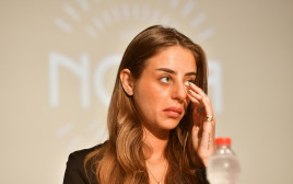 מייה שם בהכרזה על האירוע של קהילת הנובה (צילום: אבשלום ששוני)