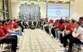שחקני הפועל תל אביב מתארחים בבית הנשיא אצל יצחק הרצוג אחרי הזכייה ביורוקאפ (צילום: מערכת וואלה, איתי אניג'ר)