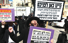 הפגנת חרדים מול לשכת הגיוס בירושלים, השנה (צילום: רויטרס)