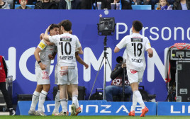 שחקני וולפסברגר חוגגים (צילום: GettyImages, Severin Aichbauer)