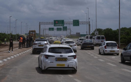 פקקים בנתבג בעקבות נפילת הטיל מתימן (צילום: אבשלום ששוני)