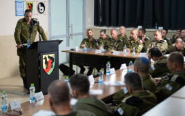 אייל זמיר בשיחה עם מפקדים (צילום: דובר צה"ל)
