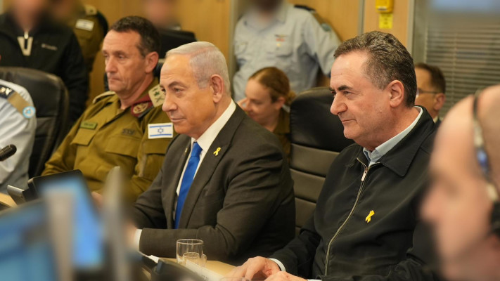 ישראל כ''ץ ובנימין נתניהו בבור חיל האוויר (צילום: קובי גדעון לע''מ)