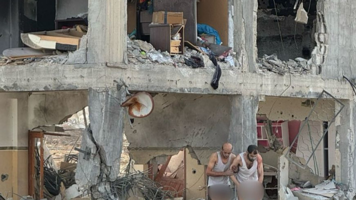 מחבלי חמאס חצי עירומים ברגע מעצרם על ידי כוחות צה''ל (צילום: דובר צהל)