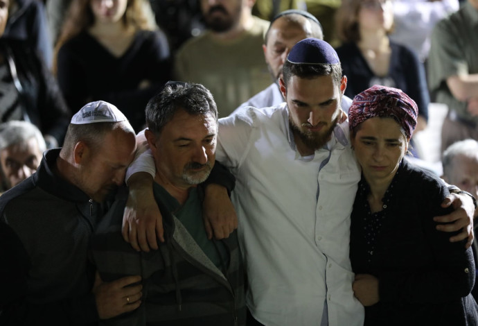 משפחתו של סמל ראשון רונן לוברסקי  (צילום:  יונתן זינדל, פלאש 90)