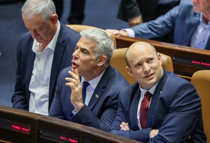 בנט, לפיד וגנץ במליאת הכנסת (צילום:  נועם מושקוביץ, דוברות הכנסת)