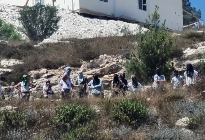 מתנחלים בכפר בורקה בשומרון (צילום:  ארגון יש דין)