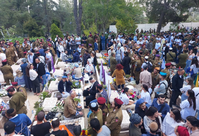 טקס זיכרון לחללי מערכות ישראל ונפגעי פעולות האיבה בבית עלמין בירושלים (צילום:  מרק ישראל)