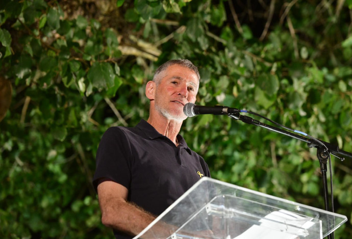יאיר גולן בהפגנה נגד בנימין נתניהו בכיכר הבימה (צילום:  אבשלום ששוני)